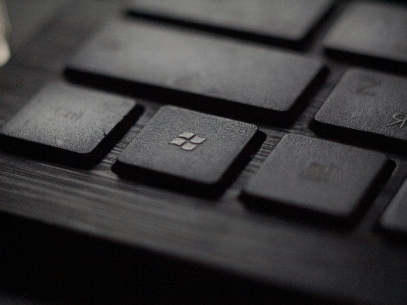 Key on keyboard shows windows icon